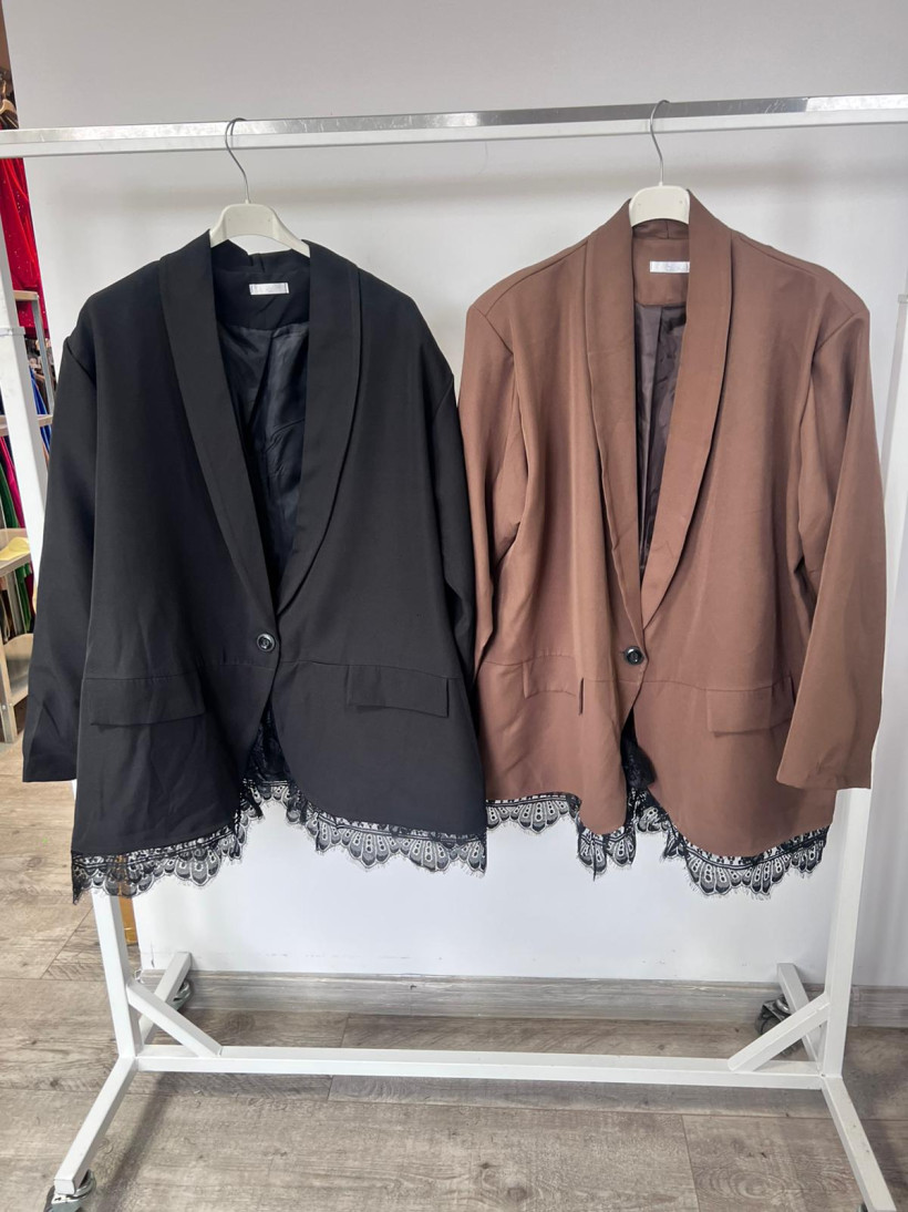 Elegancki żakiet z koronkowym wykończeniem