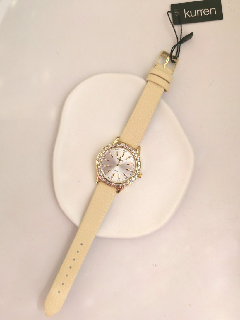 zegarek z cyrkoniami na beżowym pasku