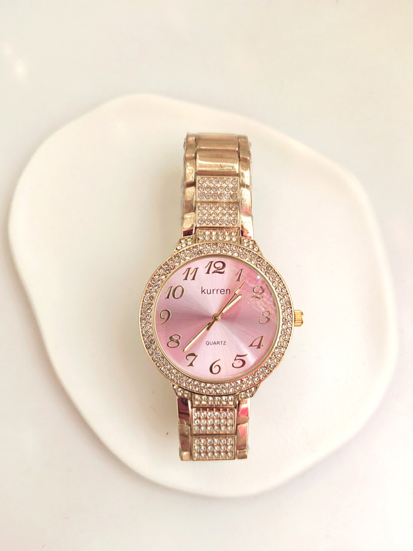 złoty zegarek z różową tarczą 