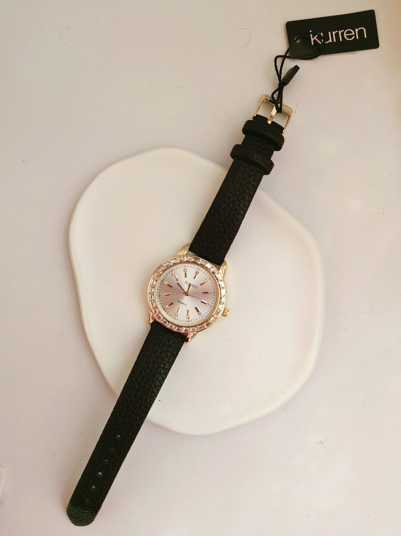 zegarek z cyrkoniami na czarnym pasku 