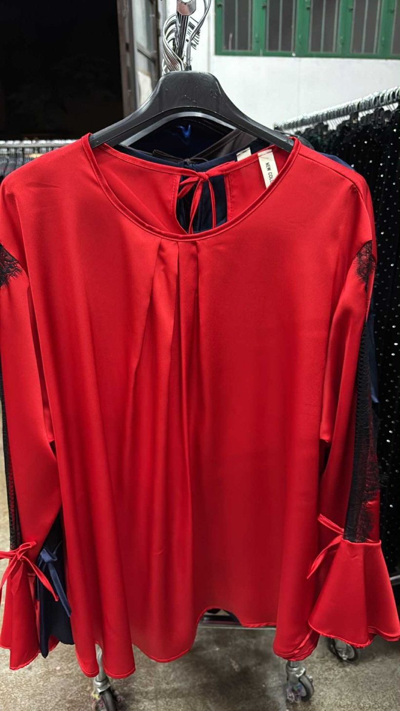 Italia nr.7 - Tunika jednokolorowa z koronką, rozszerzany rękaw - 28093 - czerwona