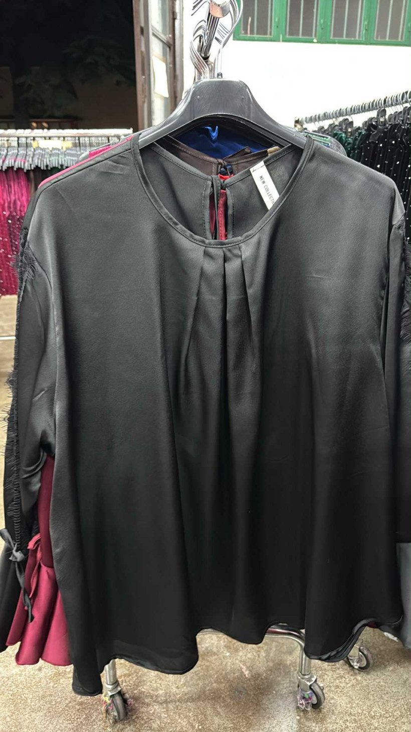 Italia nr.7 - Tunika jednokolorowa z koronką, rozszerzany rękaw  - 28093 - czarna