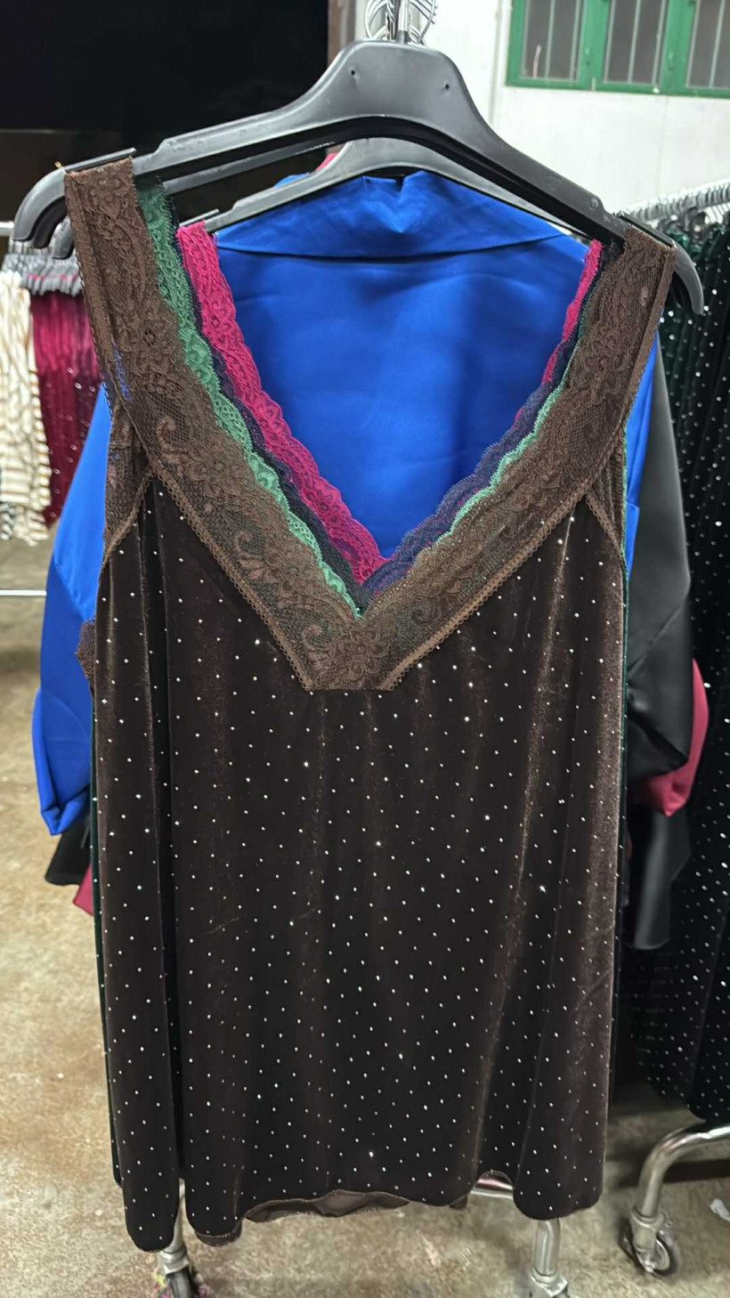 Italia nr.7 - Bluzka welurowa na ramiączkach z cekinami - 26329 - czekolada