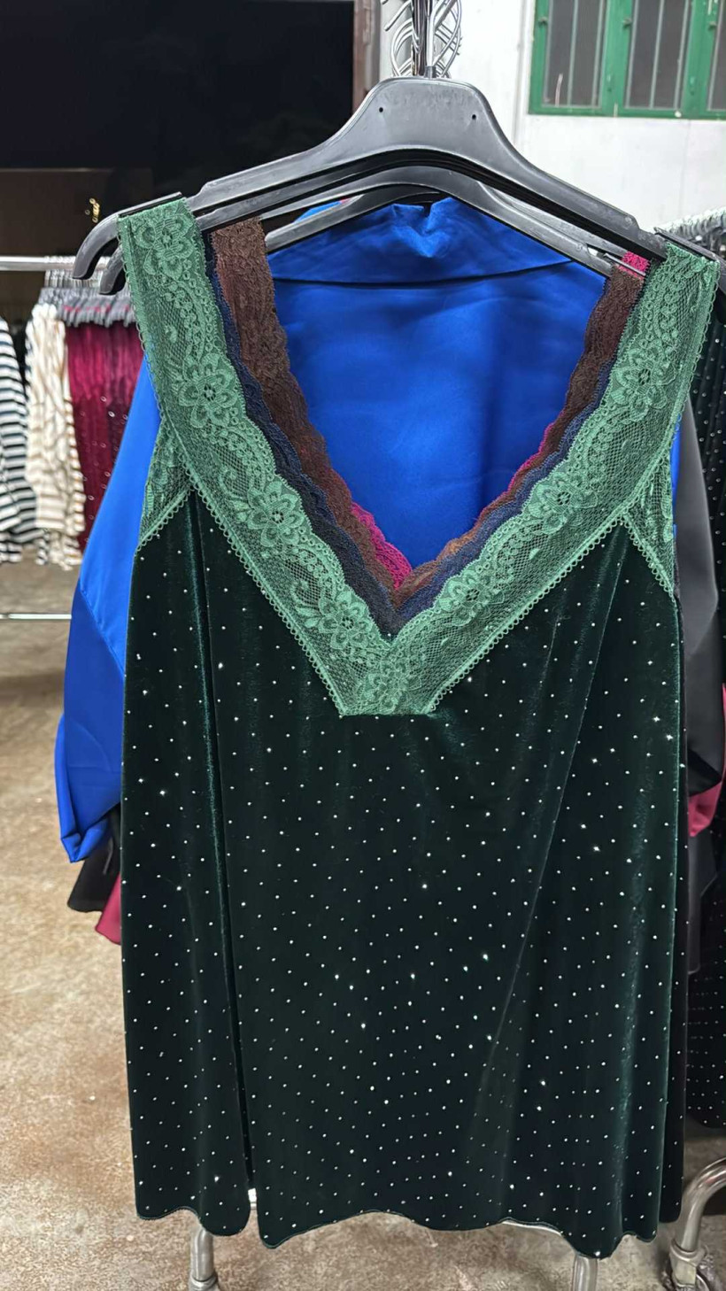 Italia nr.7 - Bluzka welurowa na ramiączkach z cekinami - 26329 - butelkowa zieleń 