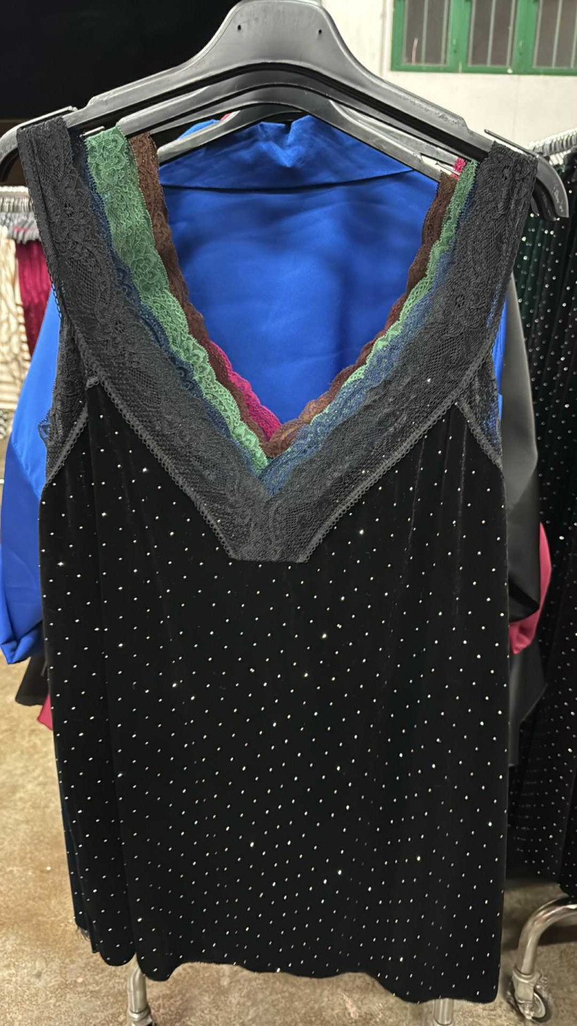 Italia nr.7 - Bluzka welurowa na ramiączkach z cekinami - 26329 - czarna