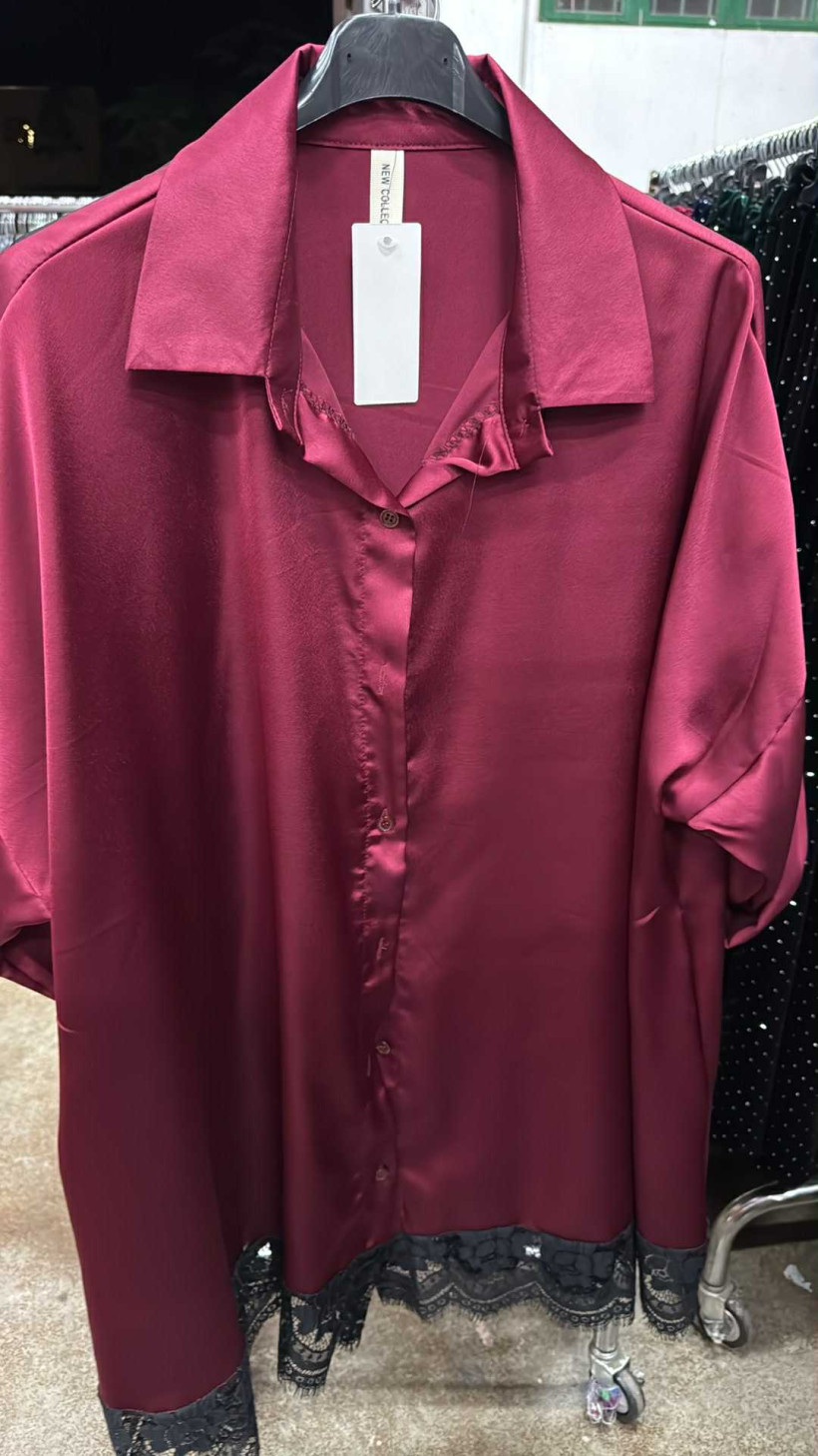 Italia nr.7 - Koszula jednokolorowa z koronką u dołu - 28188 - bordo