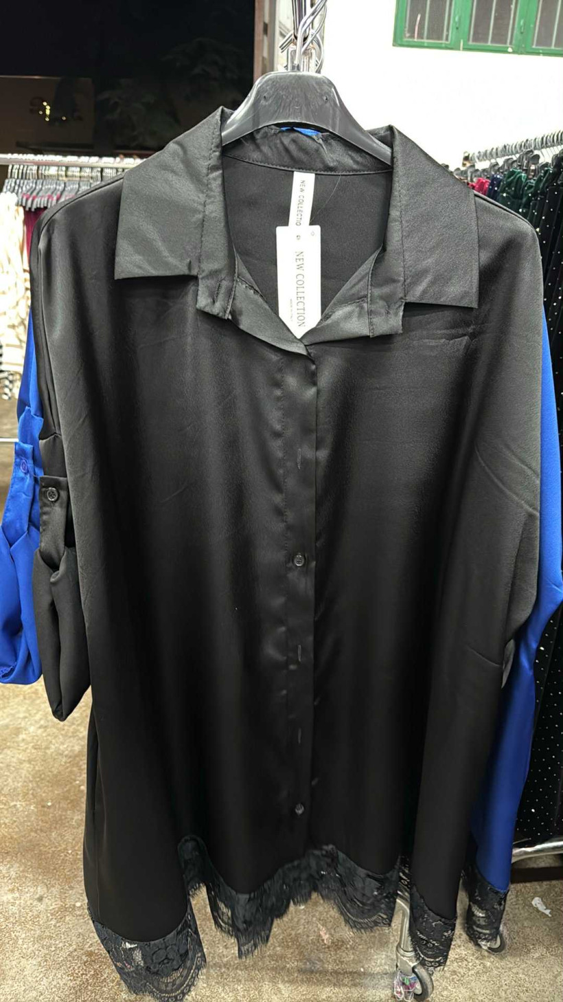 Italia nr.7 - Koszula jednokolorowa z koronką u dołu - 28188 - czarna