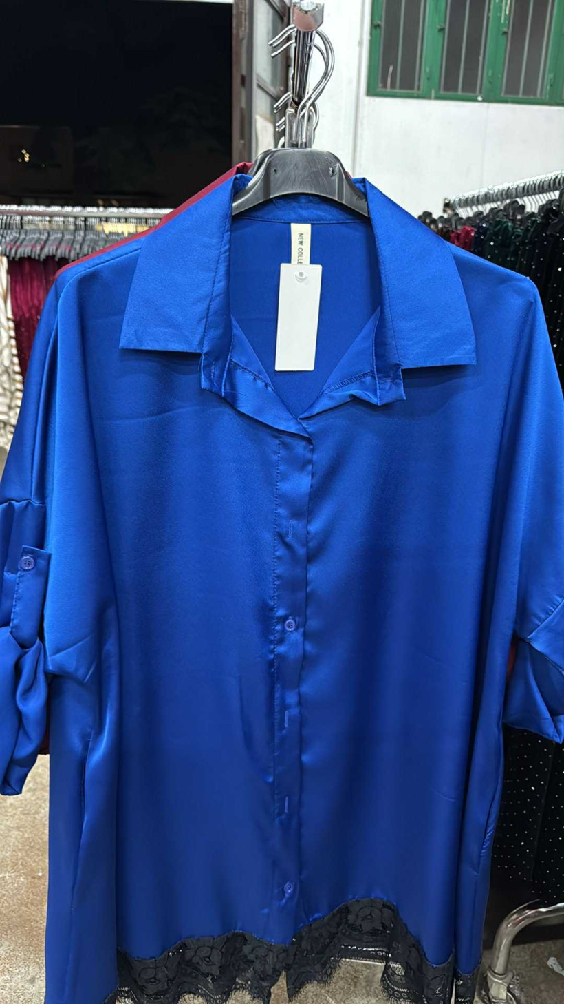 Italia nr.7 - Koszula jednokolorowa z koronką u dołu - 28188 - chaber