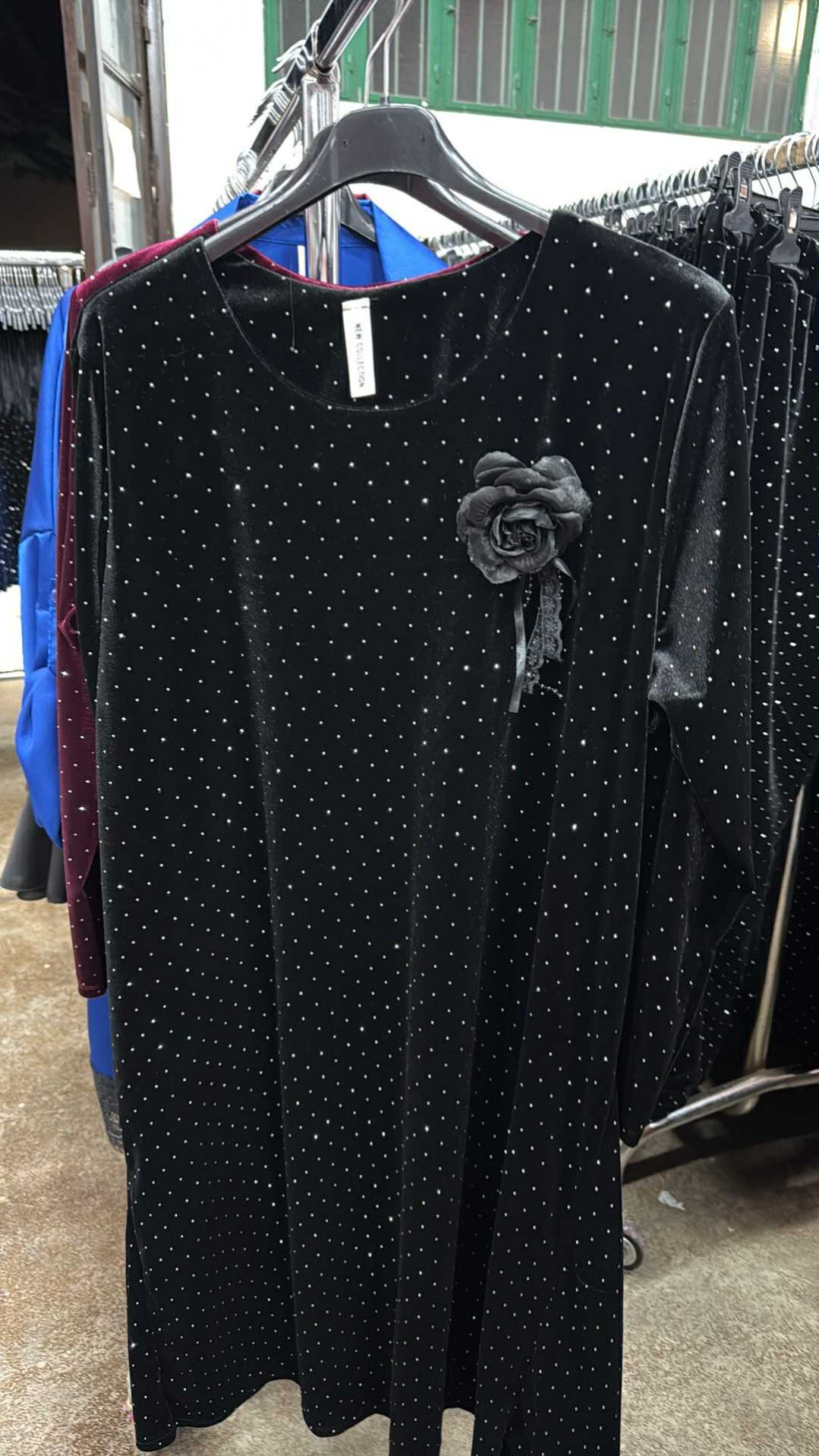 Italia nr.7 - Sukienka jednokolorowa z cyrkoniami, róża - 28015 - czarna