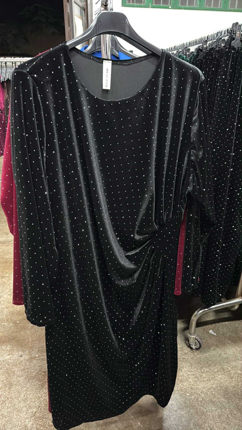 Italia nr.7 - Sukienka jednokolorowa z cyrkoniami, marszczona w pasie - 28118 - czarna