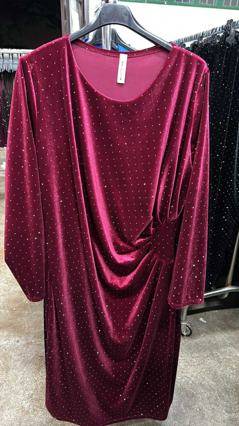 Italia nr.7 - Sukienka jednokolorowa z cyrkoniami, marszczona w pasie - 28118 - bordo