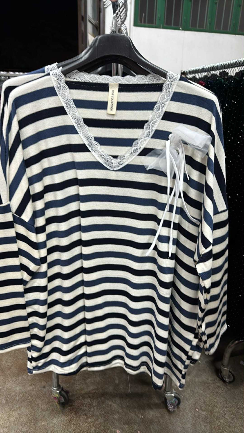 Italia nr.7 - Tunika w paski, wąska koronka przy dekolcie z brożką - 23976 - granat