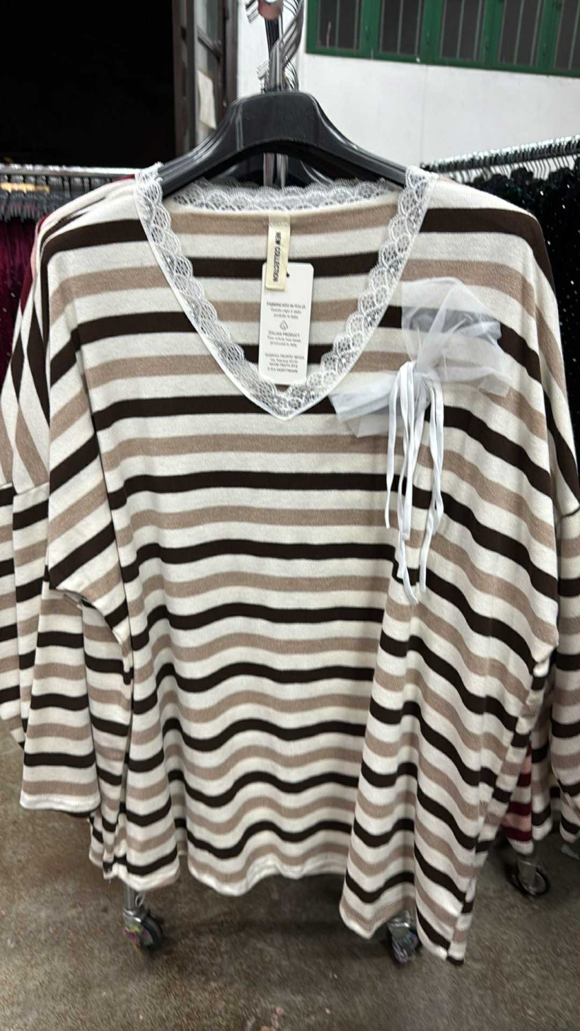 Italia nr.7 - Tunika w paski, wąska koronka przy dekolcie z brożką - 23976 - czekolada