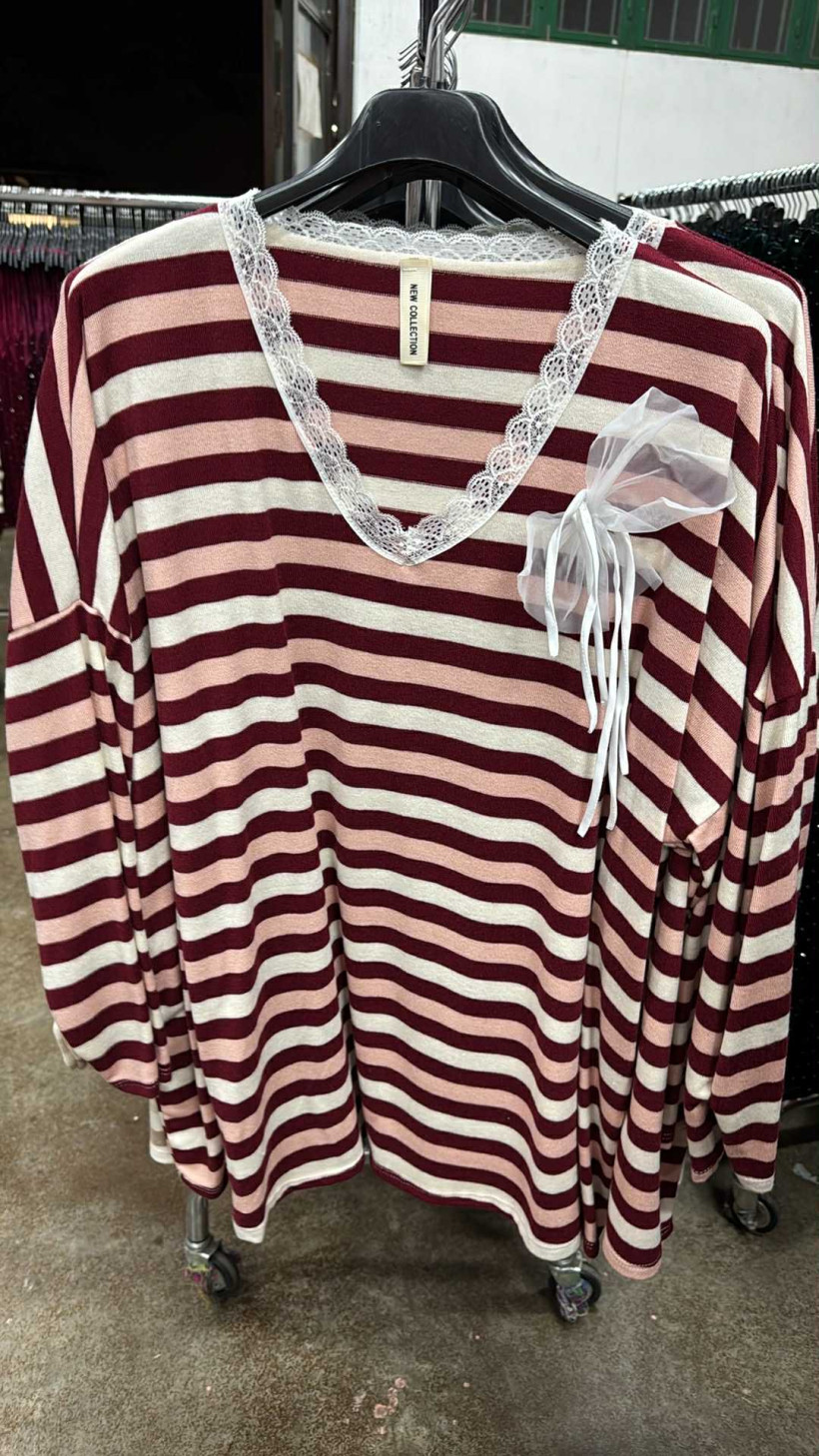 Italia nr.7 - Tunika w paski, wąska koronka przy dekolcie z broszką - 23976 - bordo