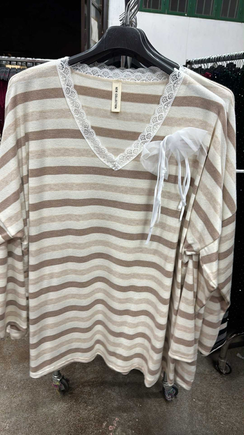 Italia nr.7 - Tunika w paski, wąska koronka przy dekolcie z broszką - 23976 - beż