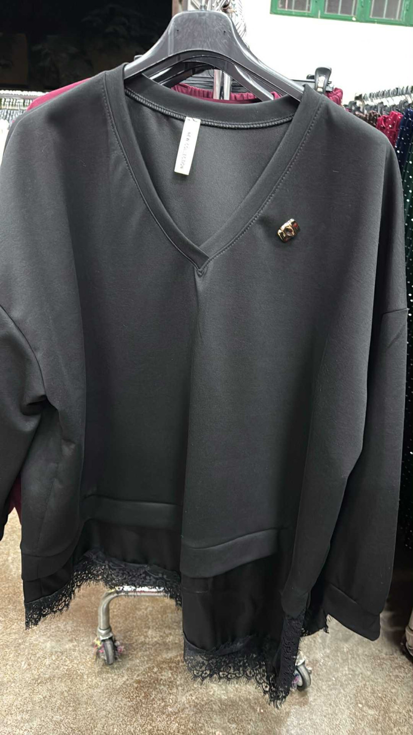 Italia nr.7 - Bluza jednokolorowa z dodatkiem koronki - 28050 - czarna