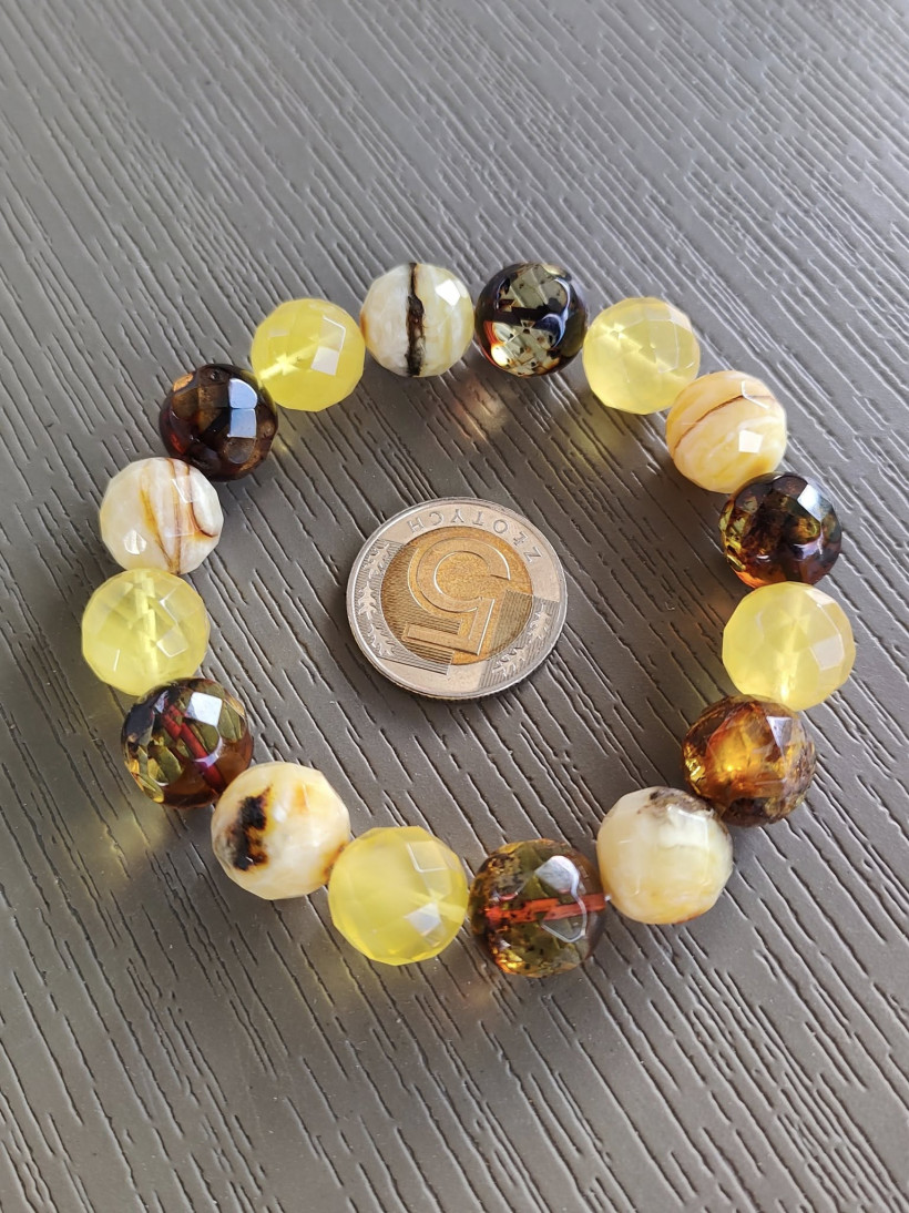 Elegancka bransoletka z naturalnego bursztynu bałtyckiego – fasetowane kulki, mix kolorów, rękodzieło