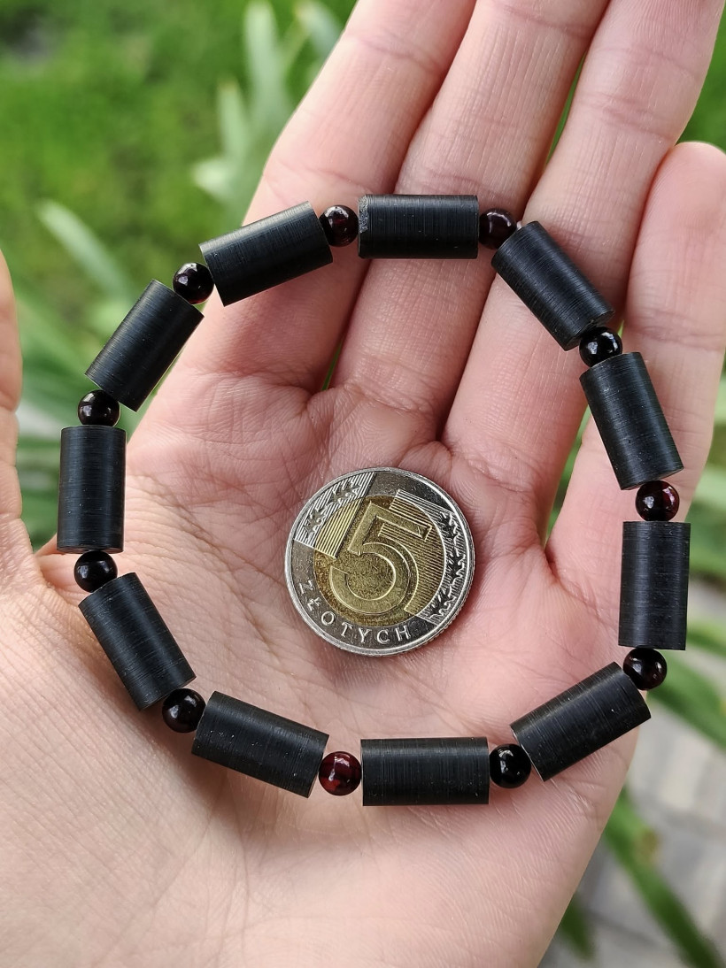 Minimalistyczna czarno‑bordowa bransoletka z bursztynem – elegancka biżuteria na co dzień i na prezent