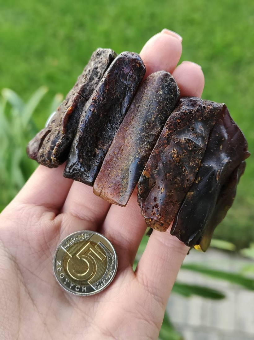 Bransoletka z surowego bałtyckiego bursztynu – ciemny wiśniowy, naturalna ręcznie robiona biżuteria