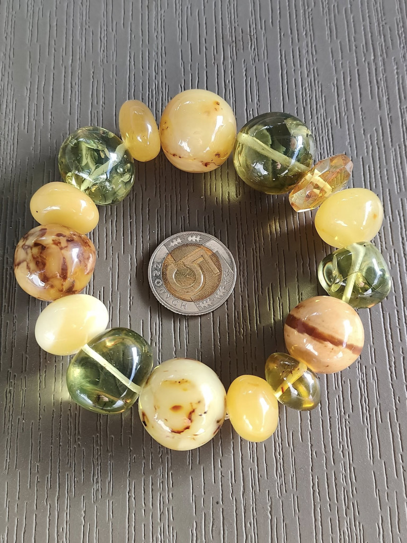 Bransoletka z naturalnego bałtyckiego bursztynu, mleczny i zielony bursztyn, duże kulki, elastyczna gumka, biżuteria handmade, prezent dla niej