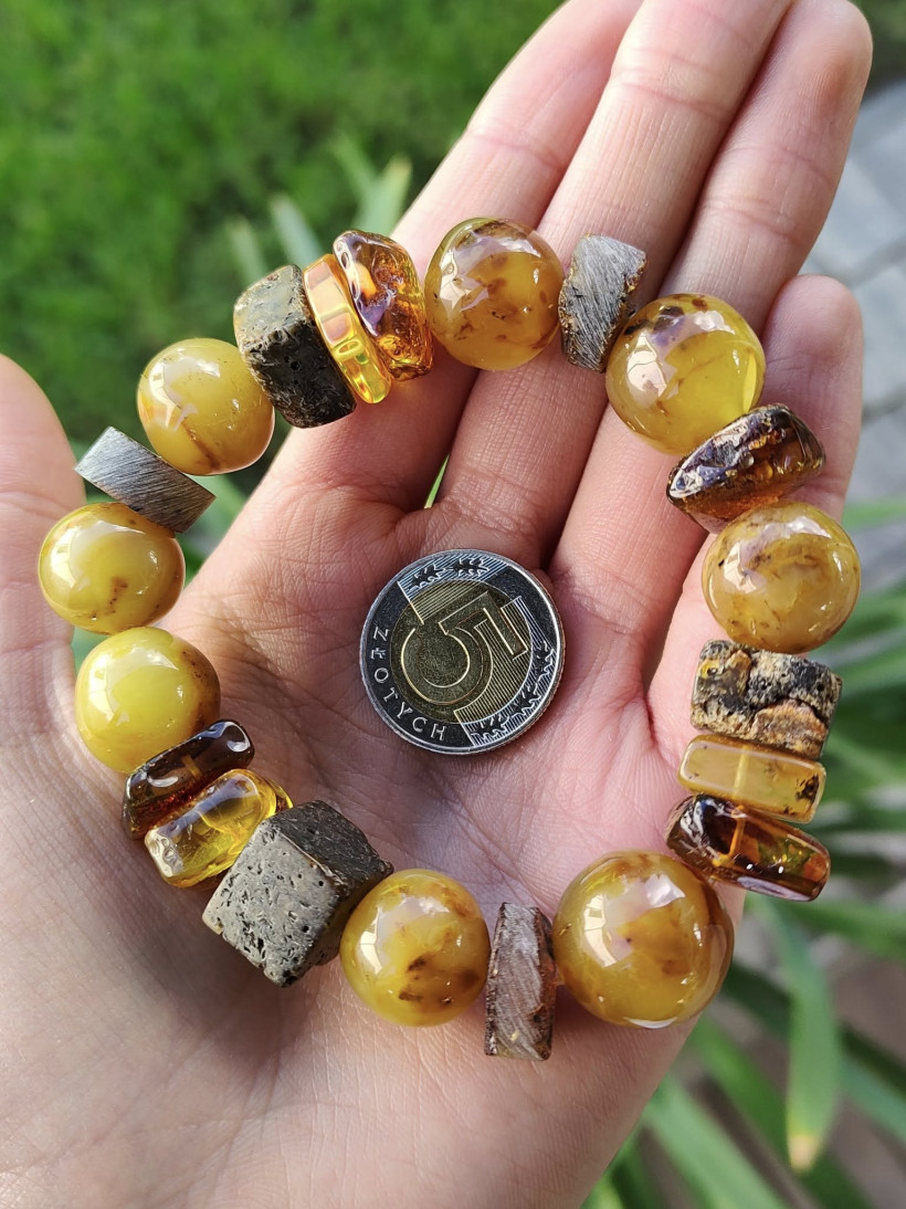 Elastyczna bransoletka z naturalnego bursztynu bałtyckiego w ciepłych odcieniach żółci i miodu, połączona z surowymi elementami