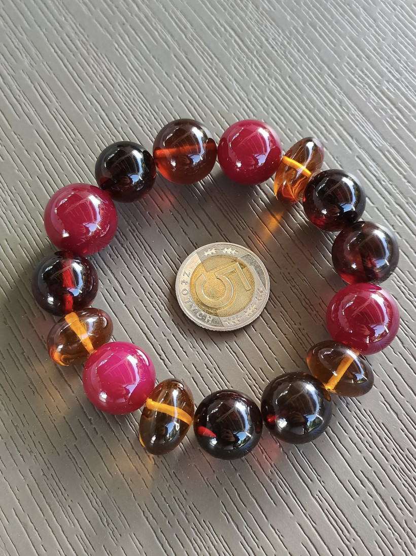 Bransoletka z dużych kul i oliwek z czerwonego oraz koniakowego bursztynu bałtyckiego na elastycznej lince