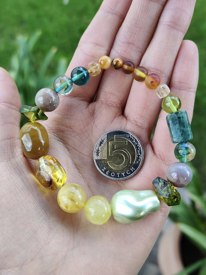 Kolorowa bransoletka z bursztynu i szkła artystycznego – regulowana, na gumce