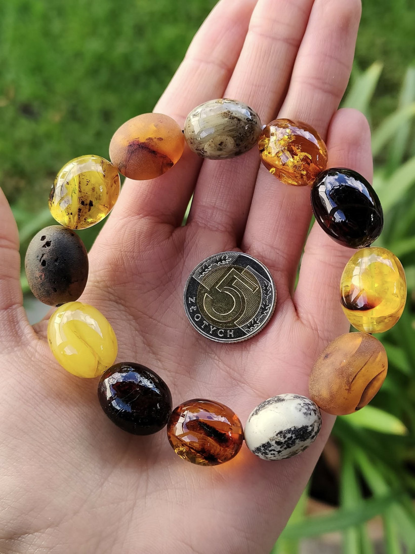 Bransoletka z naturalnego bursztynu bałtyckiego – duże kamienie, mix kolorów, na gumce