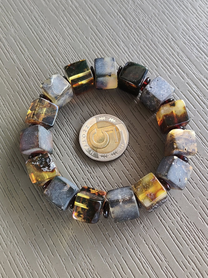 Bransoletka z naturalnego bursztynu bałtyckiego – kostki, surowo–błyszcząca, na gumce