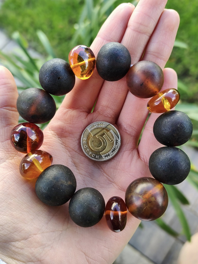 Bransoletka z naturalnego bursztynu – matowe czarne kulki i przezroczyste korale, elastyczna