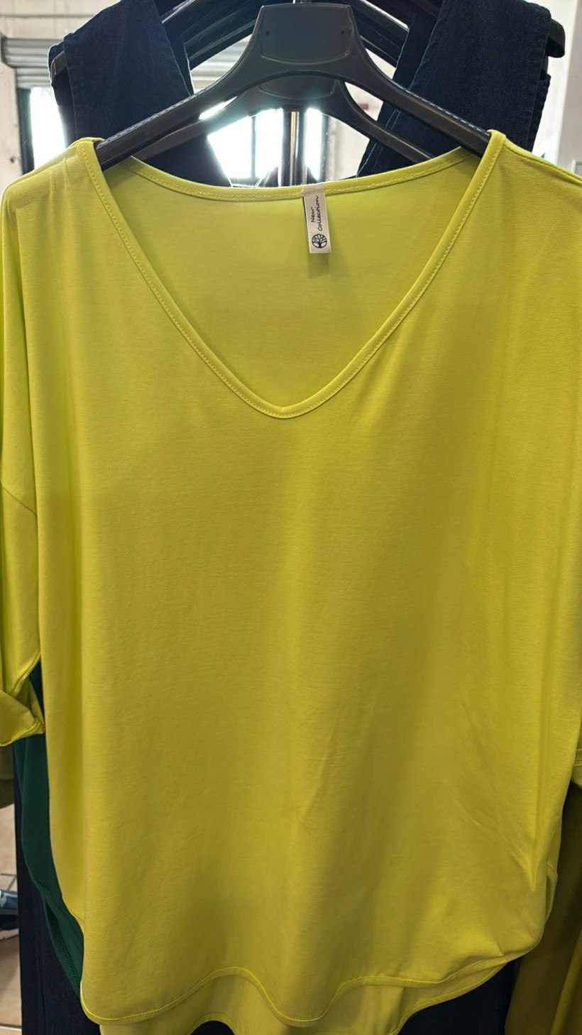 Italia nr V - Tunika jednokolorowa w serek, rękaw 3/4 - 21152 - limonkowy