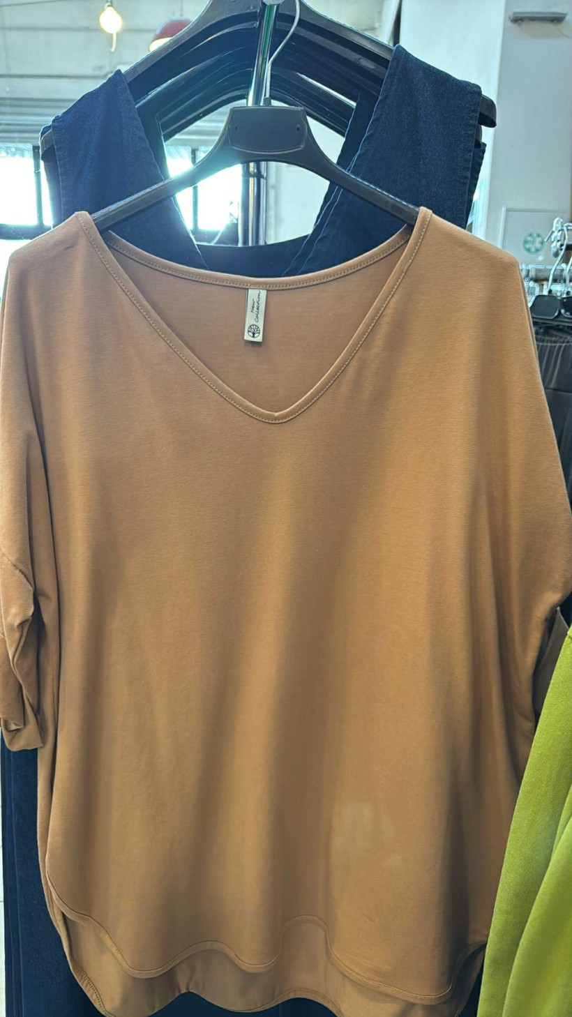 Italia nr V - Tunika jednokolorowa w serek, rękaw 3/4 - 21152 - camel