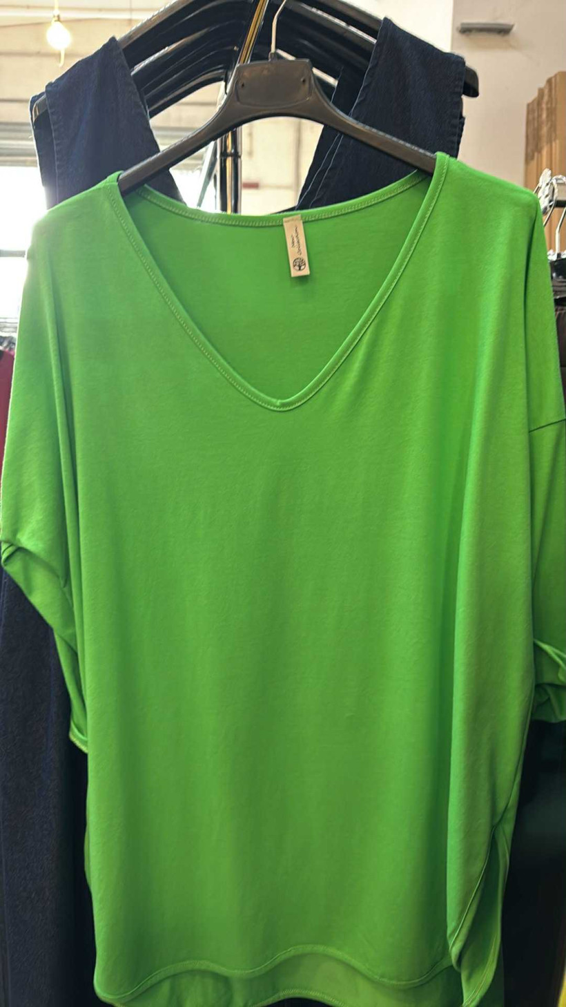 Italia nr V - Tunika jednokolorowa w serek, rękaw 3/4 - 21152 - jasno zielony