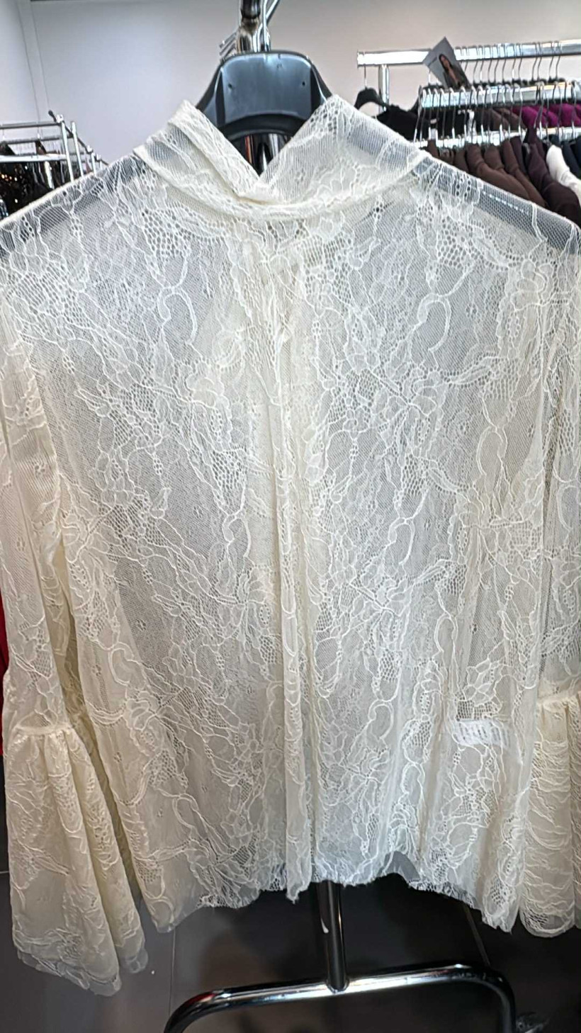 Italia nr.7 - Bluzka koronkowa, rozszerzany rękaw - 251187 - kremowa