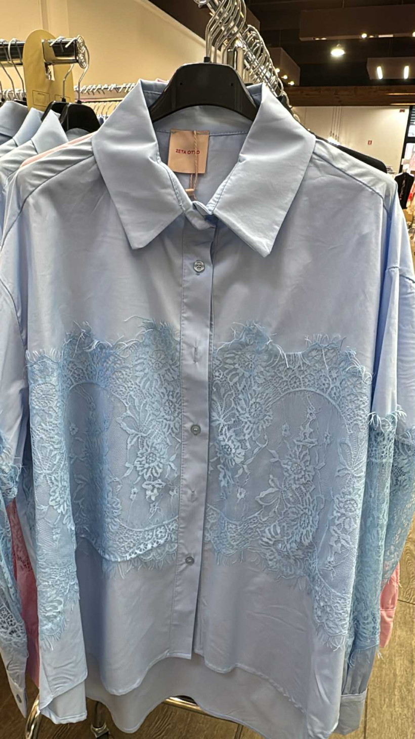 Italia nr.7 - Koszula jednokolorowa z naszytą koronką - 15750 - niebieska