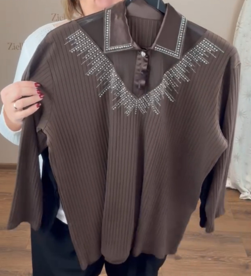 Bluzka szeroki prążek z kołnierzykiem ozdobiony cyrkoniami - 0022 - czekolada