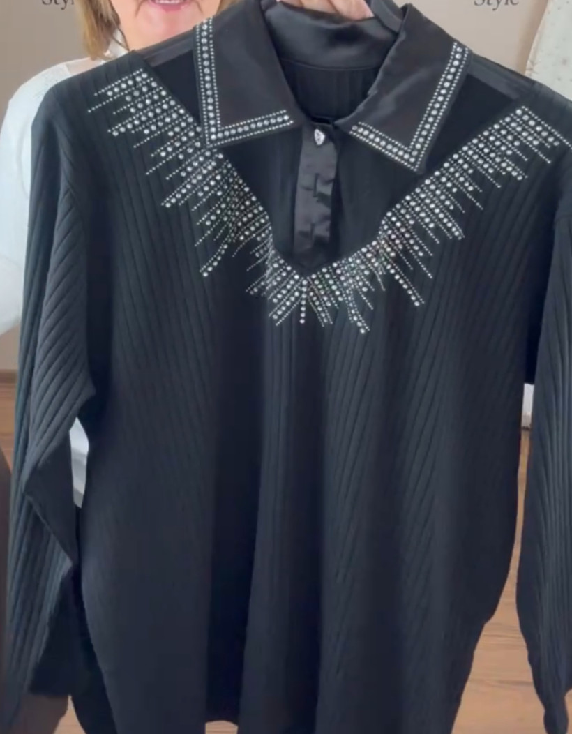 Bluzka szeroki prążek z kołnierzykiem ozdobiony cyrkoniami - 0022 - czarna