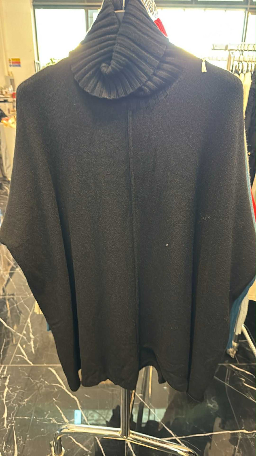 Italia nr.7 - Golf jednokolorowy oversize asymetryczny - 9304 -czarny