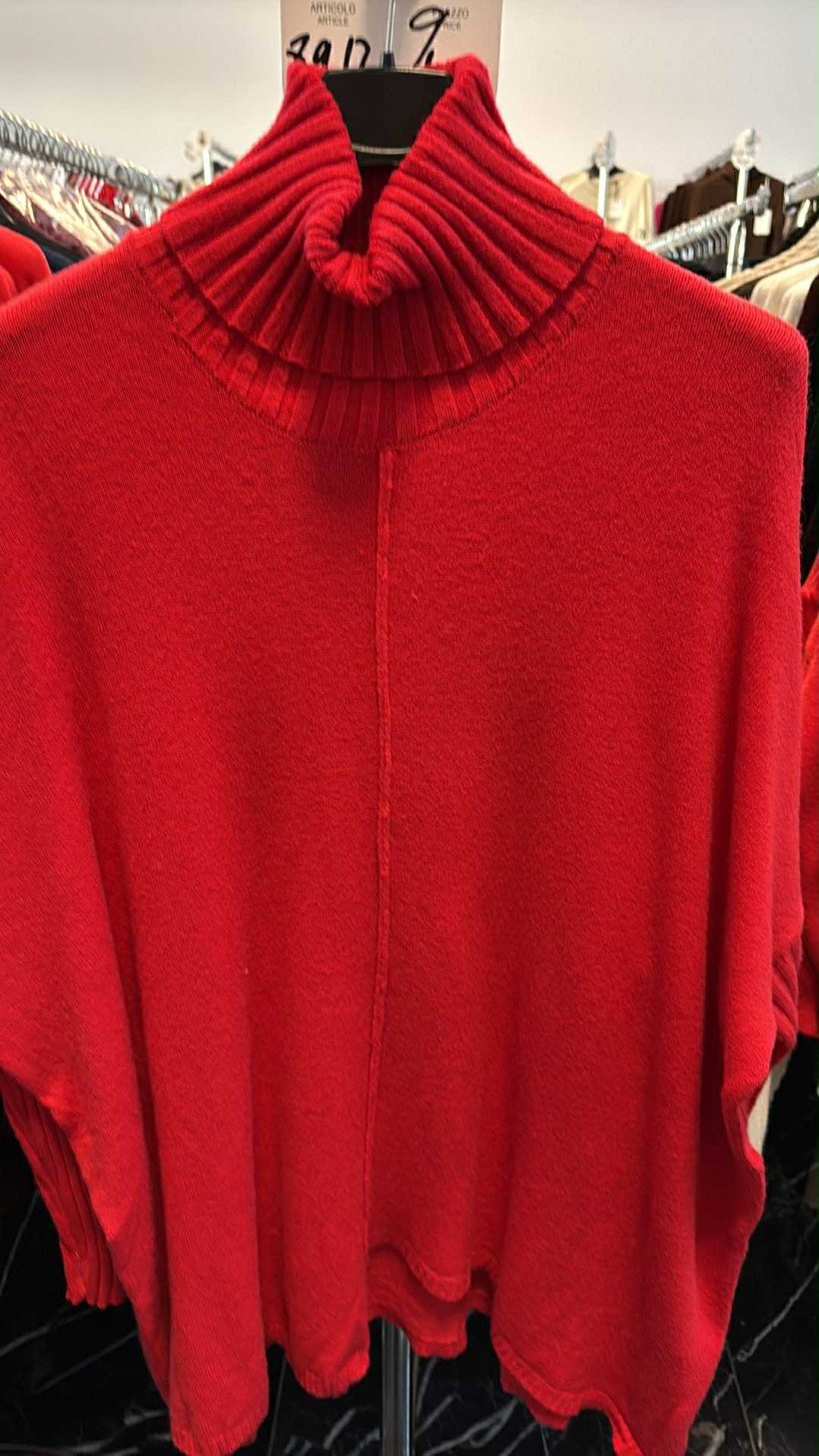 Italia nr.7 - Golf jednokolorowy oversize asymetryczny - 9304 - czerwony