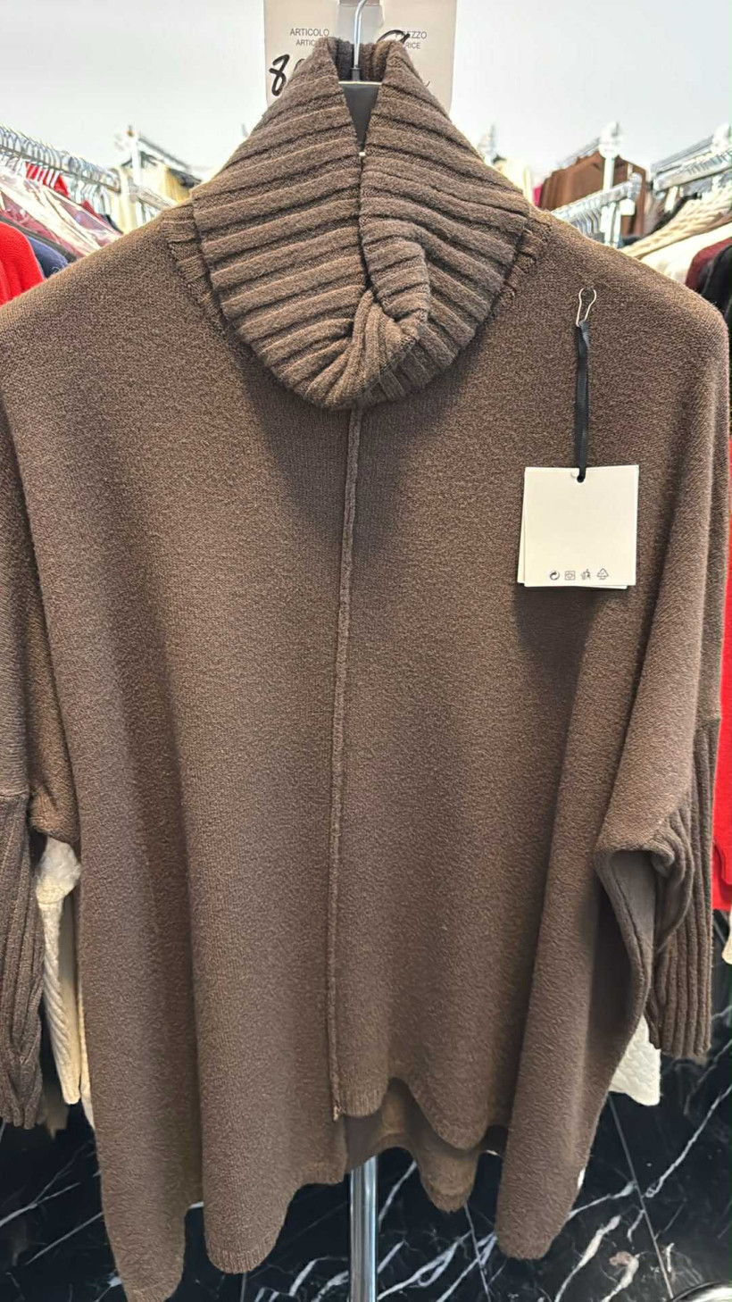 Italia nr.7 - Golf jednokolorowy oversize asymetryczny - 9304 - czekolada