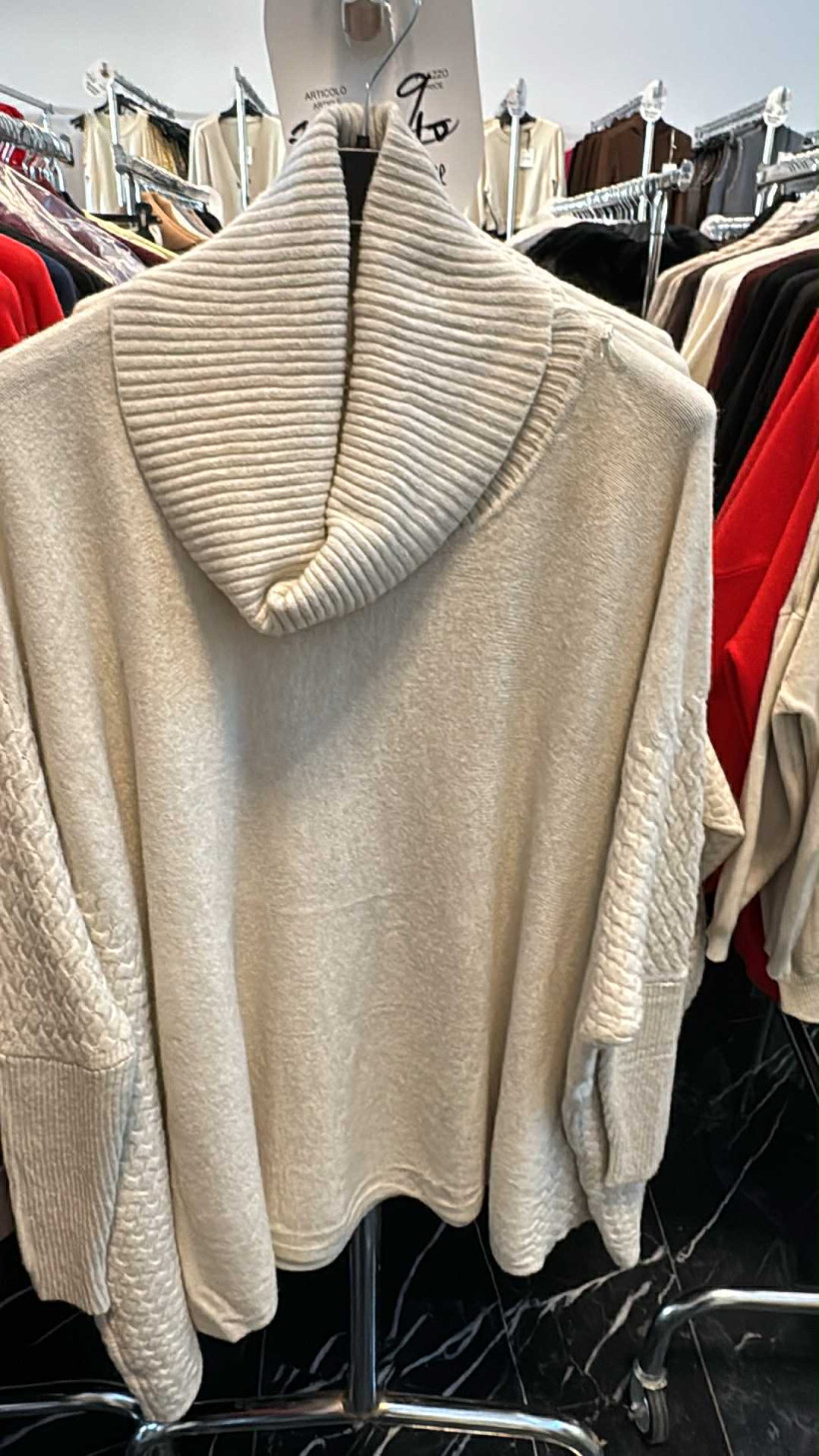 Italia nr.7 - Golf jednokolorowy oversize z wzorem - 8912 - beż