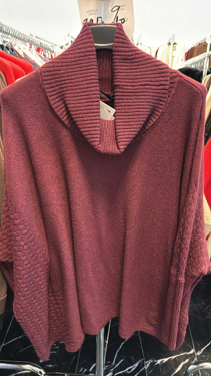 Italia nr.7 - Golf jednokolorowy oversize z wzorem - 8912 - bordo