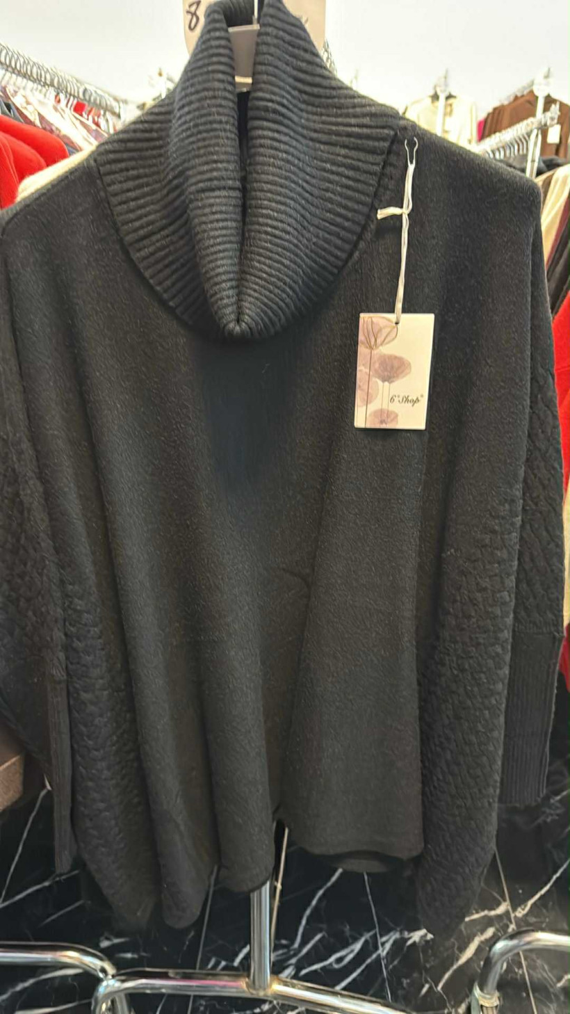 Italia nr.7 - Golf jednokolorowy oversize z wzorem - 8912 - czarny 