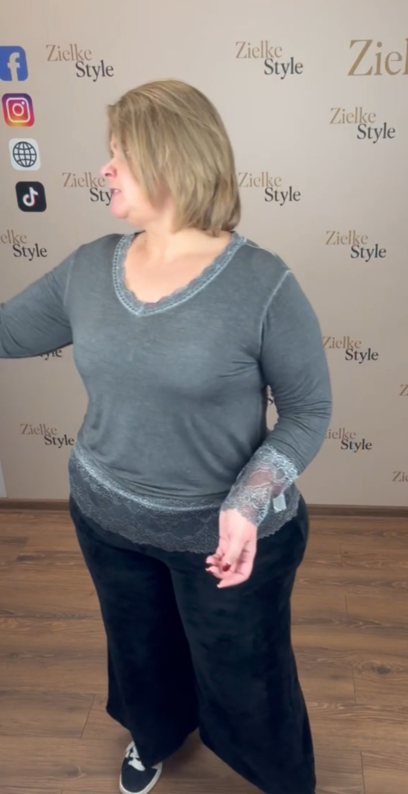 Italia nr 7 - Tunika jednokolorowa z koronką - 9914 - grafit