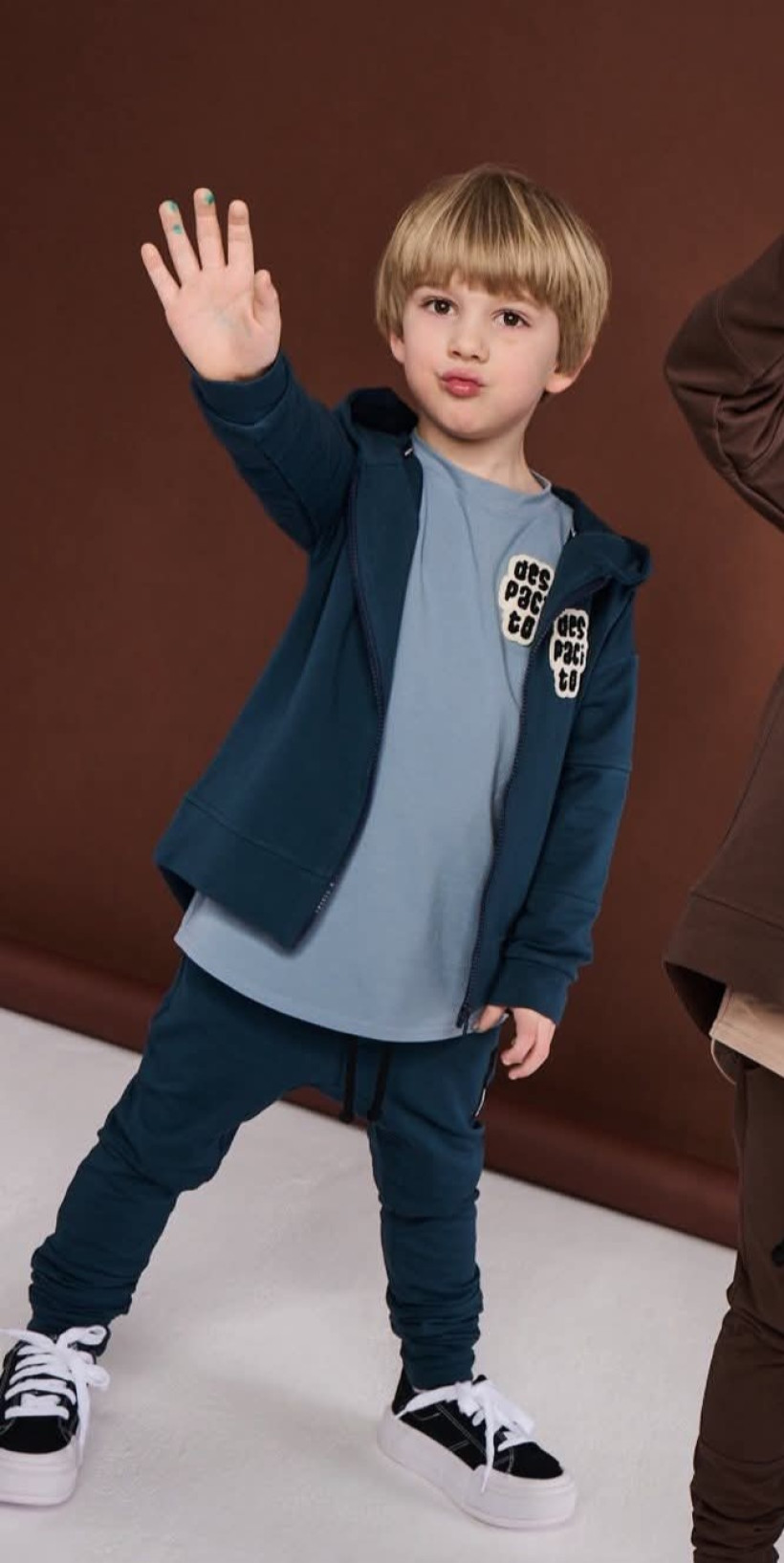 LONG NIEBIESKI Z NASZYWKĄ LOGO DESPACITO