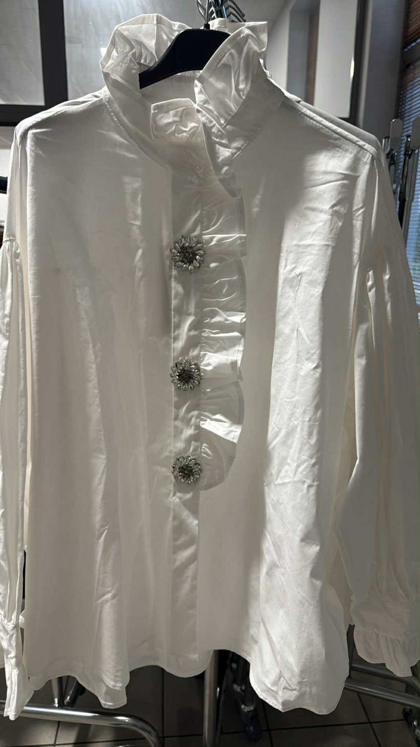 Italia nr 7 - Koszula jednokolorowa na stójce, cyrkoniowe ozdoby - 18383 - biała