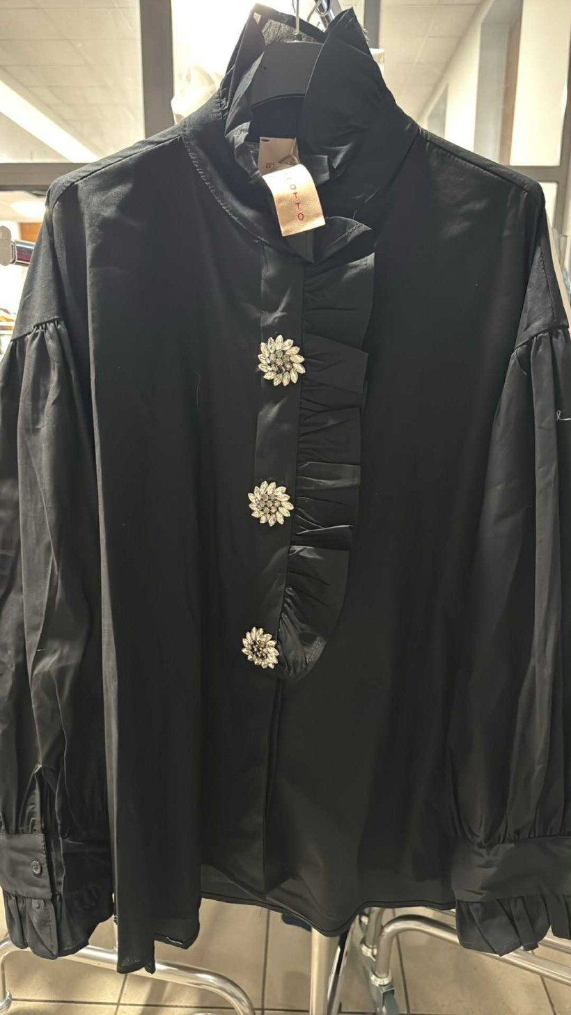 Italia nr 7 - Koszula jednokolorowa na stójce, cyrkoniowe ozdoby - 18383 - czarna