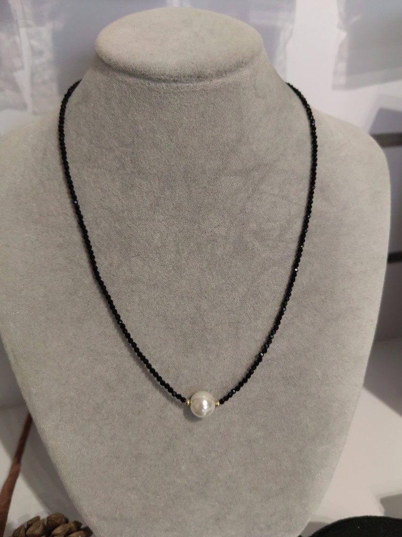 Czarny naszyjnik z perełką 