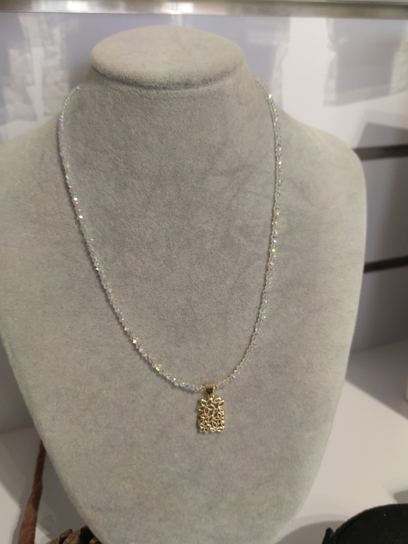 koralikowy naszyjnik z ażurową zawieszką 