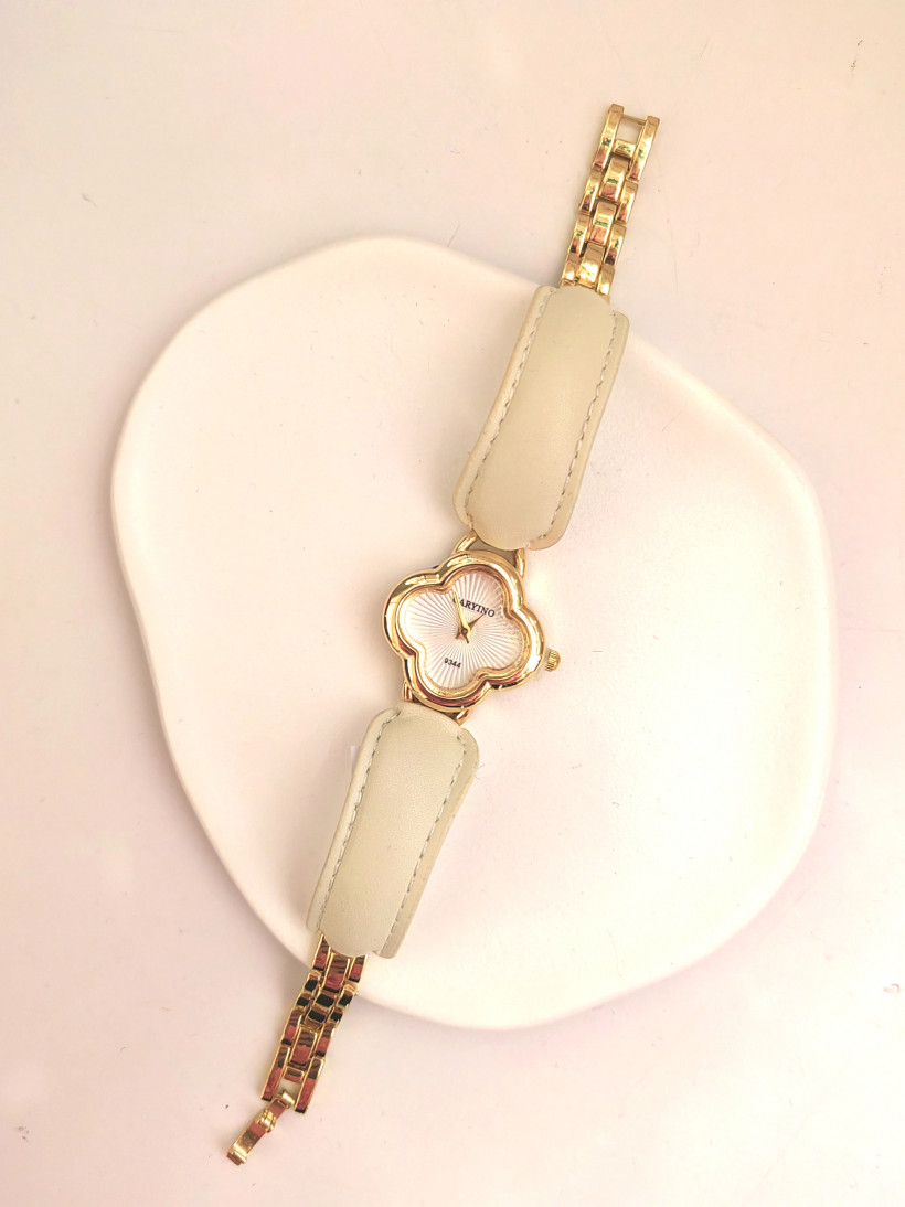 zegarek z kremowym paskiem